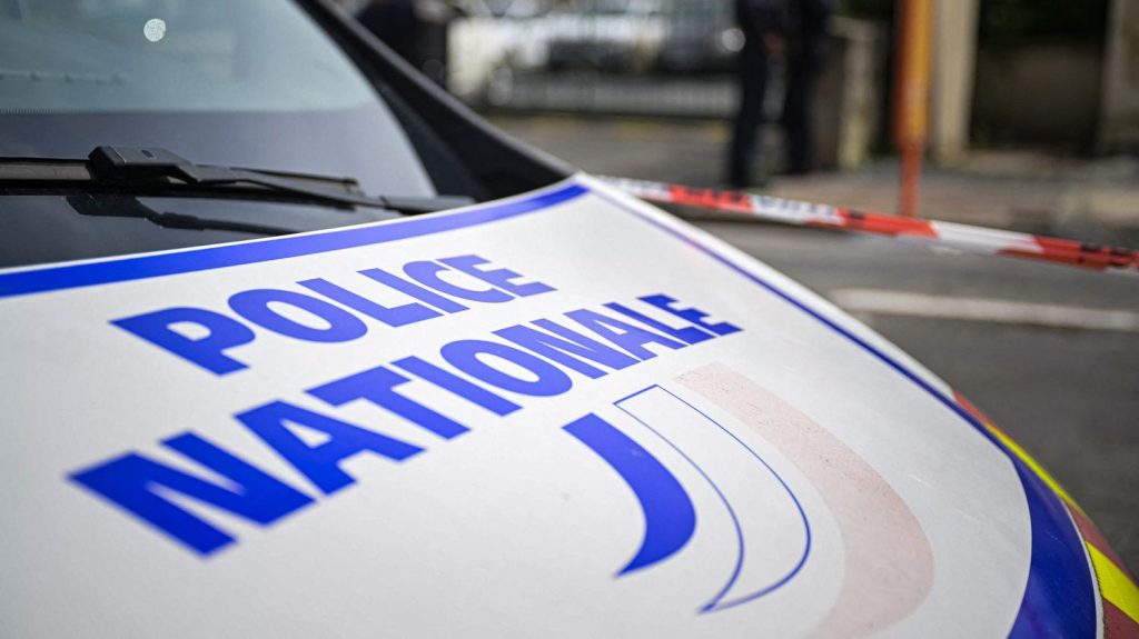 Un policier tire sur une voiture lors d'une interpellation en Seine-Saint-Denis
Un groupe de policiers était "en surveillance sur un point de deal" à Saint-Ouen samedi quand une arrestation a mal tourné.