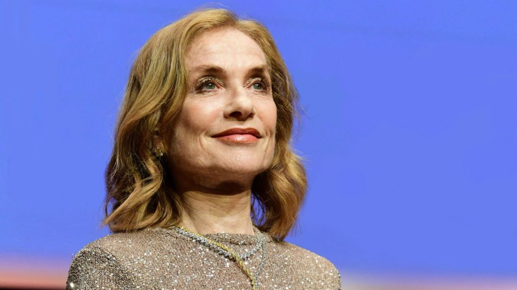 "Je n'avais aucune culture du cinéma" avant d'être actrice : Isabelle Huppert, récompensée du prix Lumière 2024
"Avec le cinéma, j'ai fait le tour du monde, mais je n'ai pas fait le tour de la question", a aussi déclaré l'actrice française en recevant sa récompense, vendredi à Lyon.