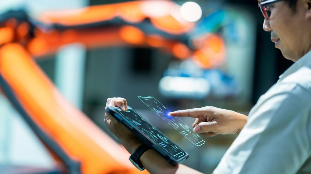 Le manque d'attrait des jeunes pour l'industrie : "On a là une bataille culturelle pour montrer que cette industrie s'est transformée" estime Jean Viard
Avec le sociologue Jean Viard, on se demande aujourd'hui pourquoi le monde industriel n'intéresse plus autant les jeunes. Selon lui, l'industrie aujourd'hui, c'est le grand lieu de l'innovation, de la guerre écologique. Décryptage.