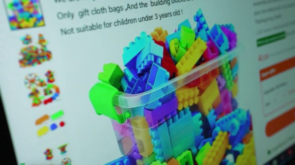 Achats en ligne : alerte sur les jouets non conformes
À deux mois de Noël, il est temps de réfléchir aux cadeaux à offrir aux enfants. 86 % des jouets vendus en ligne ne respectent pas les normes européennes, et 80 % seraient même considérés comme dangereux. La Fédération française des industries du jouet pointe du doigt des risques d'étouffement notamment.