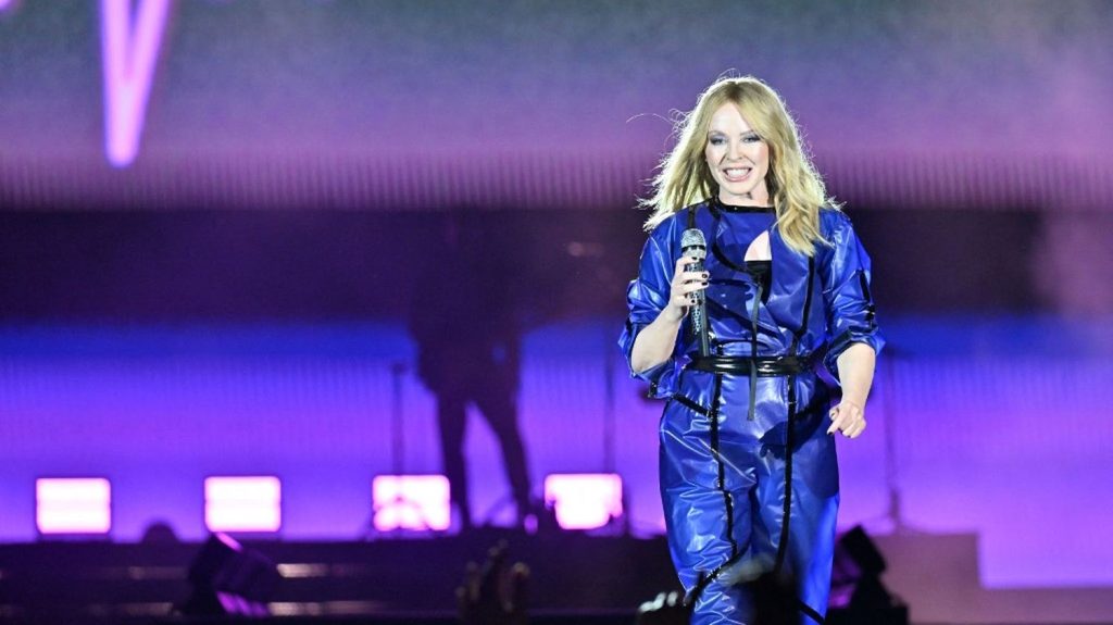 Kylie Minogue : "Très jeune, j'avais ce petit rêve ou cette ambition au fond de moi de faire de la pop"
Tous les jours, une personnalité s'invite dans le monde d'Élodie Suigo. Lundi 21 octobre 2024 : l’artiste australienne Kylie Minogue. Elle sort son 17e album "Tension II", et sera en concert le 29 juin à l'Accor Arena et le 10 juillet au Ldlc Arena à Lyon.