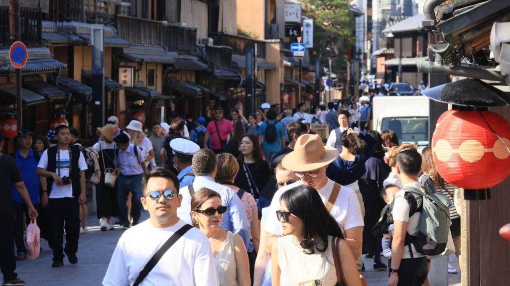 Japon : Kyoto demande aux touristes étrangers de faire des dons pour préserver la ville
La mairie est endettée, le tourisme a fait bondir le prix de l'immobilier, alors pour entretenir ses quelque 3 000 sites culturels, elle en appelle à la générosité des touristes.