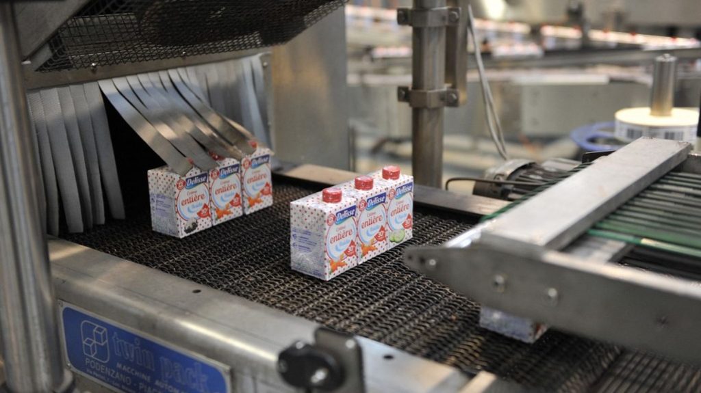 Une première laiterie se dit prête à reprendre des éleveurs lâchés par Lactalis
Environ 50 fermes sur les 300 qui ne seront bientôt plus collectées par le géant mondial du lait pourrait être appelées à travailler pour le groupe LSDH dans l'ouest de la France.