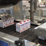 Une première laiterie se dit prête à reprendre des éleveurs lâchés par Lactalis
Environ 50 fermes sur les 300 qui ne seront bientôt plus collectées par le géant mondial du lait pourrait être appelées à travailler pour le groupe LSDH dans l'ouest de la France.