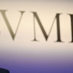 Baisse des ventes de LVMH : le géant du luxe français tributaire du ralentissement de la croissance asiatique
Une première depuis le Covid, les ventes de LVMH, le numéro un mondial du luxe français, baissent. Un léger ralentissement qui interroge les actionnaires sur la solidité du groupe ,dans un contexte économique incertain pour le secteur.