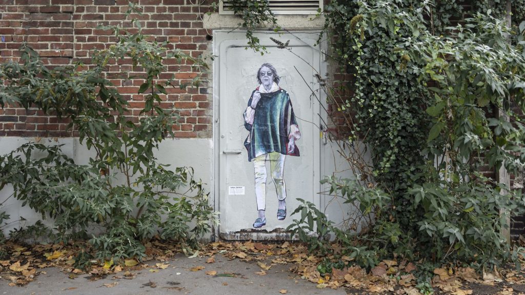 Les portraits de Gisèle Pélicot signés de l'artiste LaDame Quicolle fleurissent sur les murs de Lille
La street artiste, victime elle-même d'un viol à 19 ans, a entamé en 2021 une série de portraits de femmes marquées par la violence. La victime des viols de Mazan s'inscrit dans cette série.