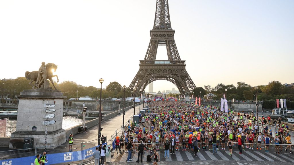 Fontaines à eau, écocup… Les 20 km de Paris disent adieu aux bouteilles plastiques
La 46ᵉ édition, qui se déroule dimanche, est la première course parisienne où le plastique à usage unique est interdit. Une telle mesure représente un défi logistique et un coût financier pour les organisateurs.