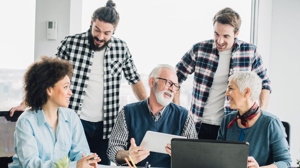 Un livre "pour en finir avec les stéréotypes et donner sa juste place à chacun au travail"
Comment prendre sa juste place et s’épanouir dans un monde du travail en transformation, quel que soit son âge ? C’est une question à laquelle une ancienne dirigeante au sein de groupes de médias, tente de répondre dans un livre.