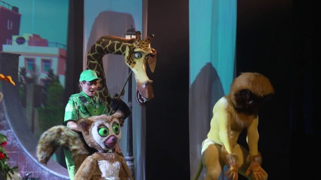 Comédies musicales : dans les coulisses de Madagascar
Quasiment 20 ans après le film, Madagascar fait son retour dans une comédie musicale, qui nous replonge dans cet esprit un peu fou.