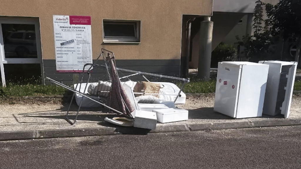 Côte-d'Or : la mairie de Chevigny-Saint-Sauveur appelle les habitants à dénoncer les auteurs de dépôts sauvages
À Chevigny-Saint-Sauveur, en Côte-d'Or, la mairie invite les habitants à dénoncer les auteurs de dépôts sauvages. Une quinzaine de dépôts sauvages ont été recensés depuis avril dernier, et pour la moitié, les auteurs ont été identifiés sur dénonciation.