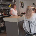 Petits commerces : quand des mairies rachètent les cafés locaux
La rubrique "Une idée pour la France" du 13 Heures s'intéresse, lundi 30 septembre, à l'initiative de deux mairies du nord de la France qui ont racheté les cafés locaux afin de faire perdurer la vie de quartier.