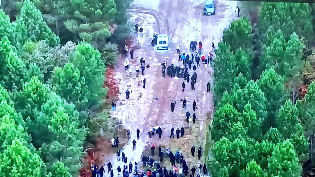 LGV Sud-Ouest : un fourgon de gendarmerie attaqué par des manifestants cagoulés
Plusieurs centaines de personnes se sont rassemblées samedi au sud de Bordeaux pour dénoncer un "grand projet inutile" d'une quinzaine de milliards d'euros. Ils s'en sont également pris aux forces de l'ordre