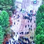 LGV Sud-Ouest : un fourgon de gendarmerie attaqué par des manifestants cagoulés
Plusieurs centaines de personnes se sont rassemblées samedi au sud de Bordeaux pour dénoncer un "grand projet inutile" d'une quinzaine de milliards d'euros. Ils s'en sont également pris aux forces de l'ordre