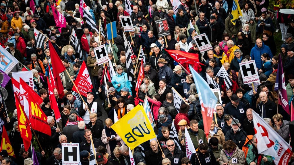 A Carhaix, des milliers de personnes manifestent contre la régulation des urgences la nuit
Depuis plus d'un an, les habitants de la ville et ses alentours doivent composer le 15 avant de se rendre aux urgences.