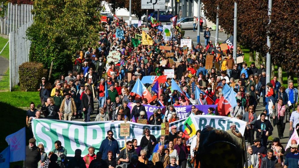 Forêts du Limousin : plus de 2 000 personnes manifestent en Creuse contre deux "méga-projets" industriels
Après une mobilisation bon enfant à Guéret, les forces de l'ordre ont fait usage de gaz lacrymogène en fin de parcours.