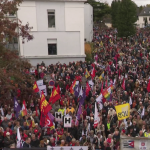 Hôpital : à Carhaix, les habitants manifestent contre les restrictions d'accès aux urgences
Les habitants de Carhaix dans le Finistère sont vent debout contre la fermeture partielle des urgences de l'hôpital de leur ville qui dure depuis plus d'un an. De plus en plus d'hôpitaux ferment des services faute de personnel.