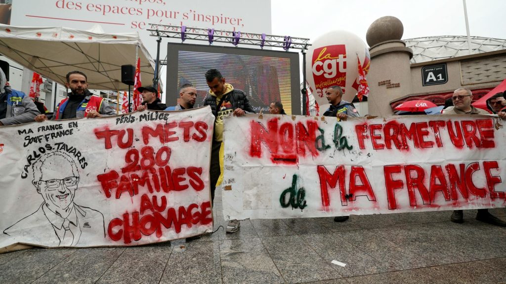 :
Reportage
"C'est la méthode Tavares" : au Mondial de l'auto à Paris, les salariés de Stellantis manifestent contre les suppressions de postes
Le groupe Stellantis a annoncé de nombreux plans de suppressions d'emplois, notamment chez les équipementiers.