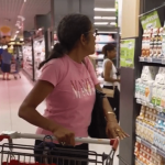 Mobilisation contre la vie chère en Martinique : pourquoi les prix sont-ils plus élevés qu'en métropole ?
Depuis septembre, la Martinique est en proie à des manifestations contre la vie chère. Ici, les produits alimentaires sont en moyenne 40% plus chers qu'en métropole. Quelles sont les raisons de ces écarts de prix ?