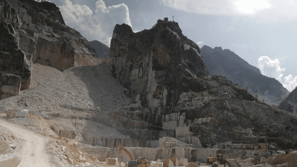Italie : le marbre de Carrare, l’or blanc de Toscane
Direction Carrare, en Toscane, capitale mondiale du marbre. L’or blanc est ici extrait depuis l'Antiquité, sublimé par les plus grands sculpteurs et la fontaine de Trévi. Son exploitation, aujourd’hui essentiellement industrielle, est pointée du doigt par les écologistes.