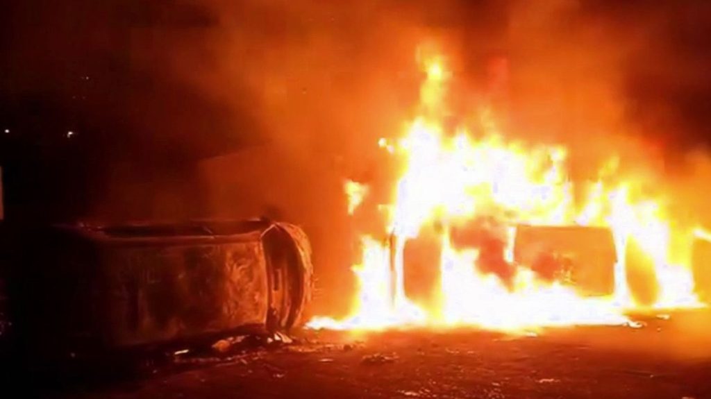 Violences urbaines en Martinique : une nouvelle nuit de tensions
Le couvre-feu a été prolongé lundi 21 octobre en Martinique pour une semaine supplémentaire, jusqu'au 28 octobre, face à une nouvelle recrudescence de violences.