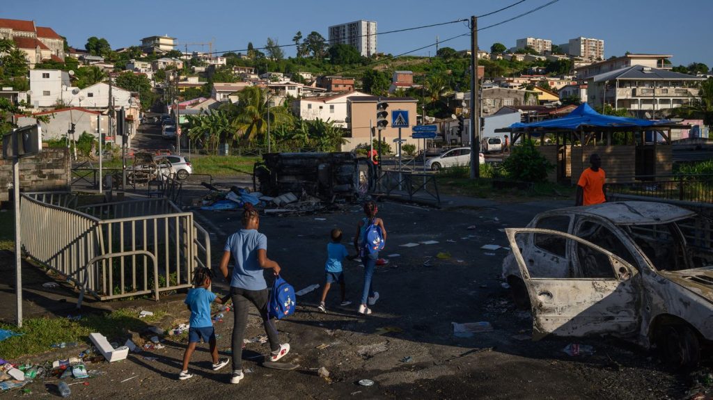 :
Reportage
"Les jeunes aujourd'hui n'ont aucun avenir" : en Martinique, une nouvelle opération "île morte" pour dénoncer le coût de la vie
La colère ne faiblit pas sur l'île, où plusieurs centaines de manifestants se sont rassemblés samedi à Fort-de-France. Ils sont appelés à poursuivre le mouvement, malgré la reprise des négociations mardi.