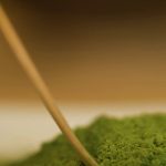 Gastronomie : En France, le thé matcha séduit de plus en plus de jeunes
En France, le Matcha, un thé vert réduit en poudre, est devenu la boisson préférée des jeunes, et ce malgré son prix peu abordable. On le trouve même sous diverses formes : boissons, glaces ou pâtisseries.