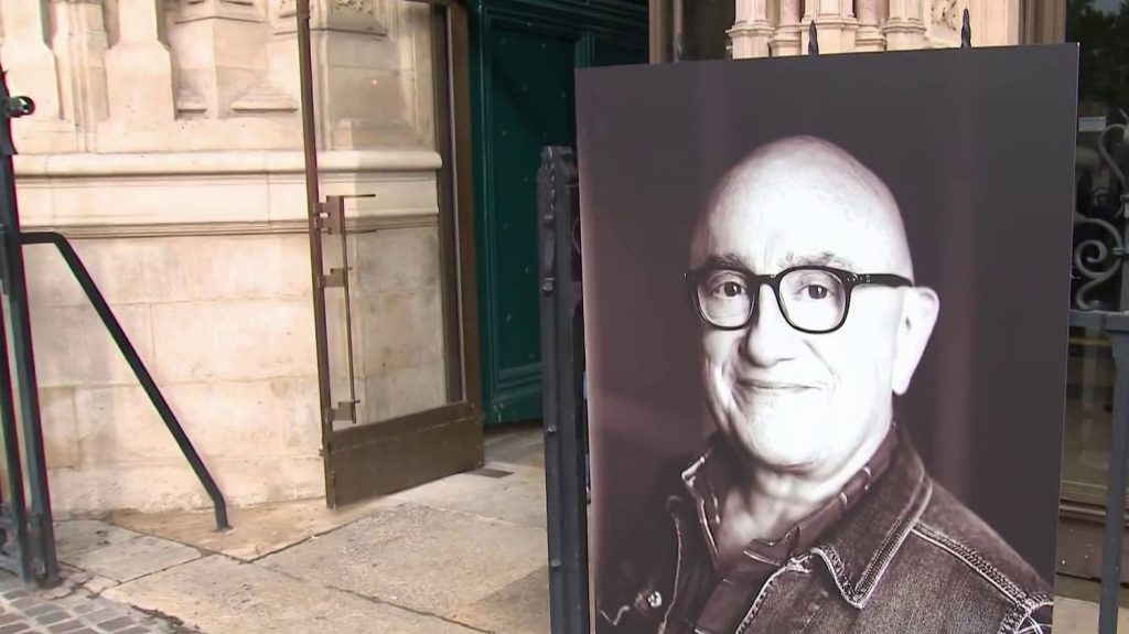 Obsèques de Michel Blanc : un dernier adieu joyeux pour le comédien
Les obsèques de Michel Blanc ont lieu à Paris, jeudi 10 octobre après-midi. Un moment que la famille et les proches du comédien souhaitent joyeux.