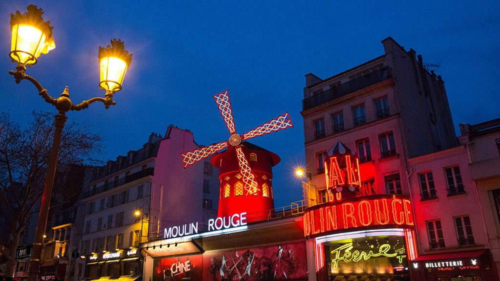 Pour ses 135 ans, le Moulin Rouge dévoile ses dessous
Le 6 octobre 1889, le fameux cabaret de Montmartre ouvrait ses portes. Un siècle plus tard, il invite dans ses coulisses un panel de privilégiés tirés au sort. Beaucoup viendront de loin pour célébrer cet anniversaire.