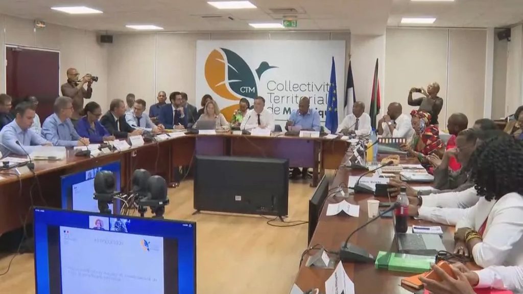 Martinique : les négociations sur la vie chère reprennent demain lundi 7 octobre
Les discussions sur la vie chère continuent en Martinique. Le "protocole d’objectifs et de moyens de lutte contre la vie chère" est toujours en quête d'un consensus. Le député de gauche Jean-Philippe Nilor, souligne qu'il ne faut pas limiter la baisse des prix aux produits alimentaires.