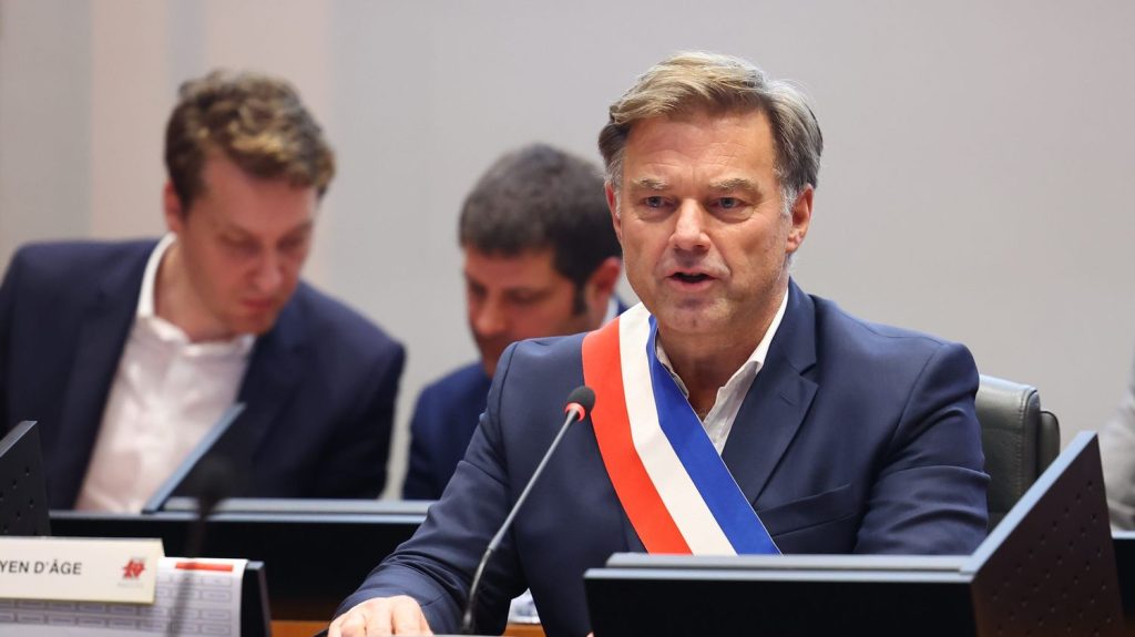 Hubert de Jenlis élu nouveau maire d'Amiens, deux semaines après la démission de Brigitte Fouré
La maire d'Amiens de 2002 à 2007, puis depuis 2014, Brigitte Fouré, avait annoncé sa démission début octobre, désignant son premier adjoint comme son successeur naturel.