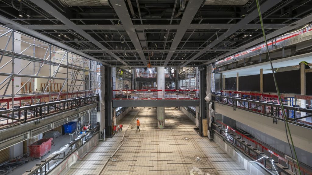 L'architecte Jean Nouvel présente le chantier de la nouvelle Fondation Cartier à Paris dont l'ouverture est prévue fin 2025
Cette fondation dédiée à l'art contemporain se prépare à déménager dans un nouvel espace de 8 500 mètres carrés à l'aménagement futuriste et lumineux