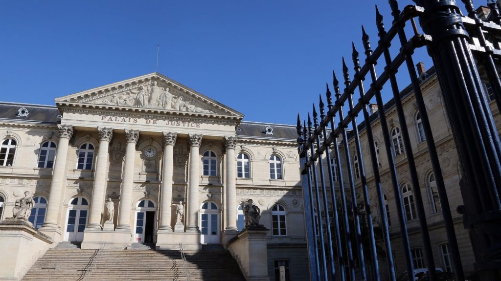 Des parents condamnés par le tribunal d’Amiens à huit et dix mois de prison avec sursis pour violences et insultes homophobes sur leur fils
La victime explique avoir subi des violences psychologiques et physiques après avoir dévoilé son homosexualité.