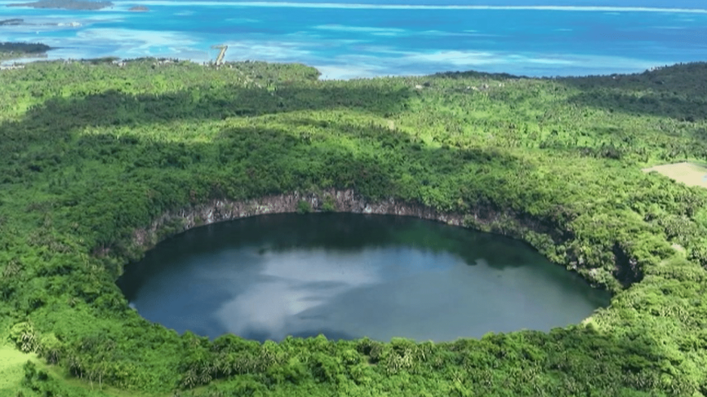 Wallis et Futuna : à la découverte de la pêche au harpon et du lac Lalolalo
Durant la semaine du lundi 14 octobre, le 13 Heures vous fait découvrir Wallis et Futuna, le territoire français le plus éloigné de l'Hexagone. Pour commencer, la pêche au harpon et le lac Lalolalo sont mis à l'honneur.