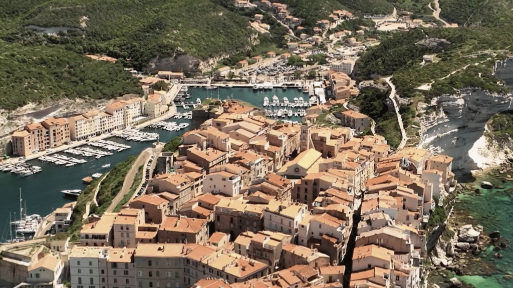 Falaises de Bonifacio : les expulsions vont-elles continuer ?
À Bonifacio, en Corse-du-Sud, les maisons à flanc de falaises sont en péril à cause de l’érosion, au point que deux maisons sont désormais interdites d’accès. Les propriétaires ont déposé un recours contre l’arrêté préfectoral. La justice doit se prononcer mardi 15 octobre.