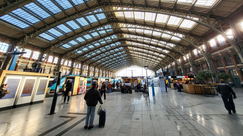 Un vol de câbles en gare de Lille Flandres perturbe le trafic ferroviaire
Le trafic des trains restera perturbé au moins jusqu'à la mi-journée. Le ministre délégué aux Transports a condamné l'acte de sabotage et souhaite "bon courage aux voyageurs".