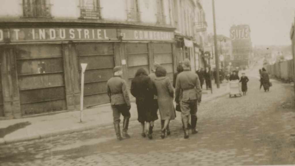 Seconde Guerre mondiale : les clichés oubliés d'un photographe résistant dans Paris occupé
Le 20 Heures part mardi 29 octobre sur les traces d'un photographe résistant qui a pris des centaines de clichés de Paris occupé pendant la Seconde Guerre mondiale. Après la découverte de ses photos dans une brocante, un journaliste du "Monde" a mené l'enquête pour retrouver sa trace.