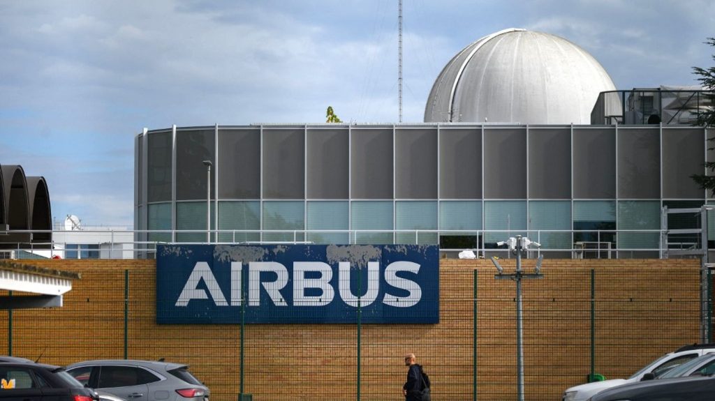 Réduction des effectifs d'Airbus Defense and Space : une nouvelle preuve des difficultés de l’industrie aérospatiale européenne
Airbus a l'intention de supprimer jusqu'à 2 500 postes dans sa branche "Defense and Space" . Un nouveau signe de la mauvaise passe que traverse l'industrie aérospatiale européenne.