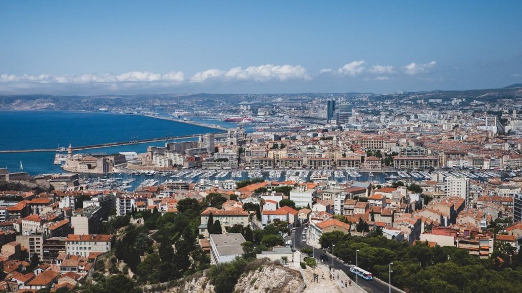 La Cour des comptes étrille le gouvernement pour le suivi "indigent" de son plan d'investissement à Marseille
Fin 2023, à peine plus de 1% des crédits destinés au plan "Marseille en grand", destiné à rattraper les retards historiques de la deuxième ville de France, avaient été versés.