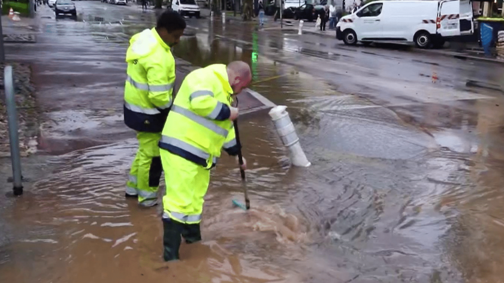 Intempéries : le sud-est de la France frappé par des pluies diluviennes
À Mandelieu-la-Napoule, dans les Alpes-Maritimes, le niveau de l'eau est soudainement monté en plein centre-ville, dans la matinée du mercredi 16 octobre. Des pluies extrêmement violentes liées à un épisode cévenol se sont abattues sur le sud-est de la France.