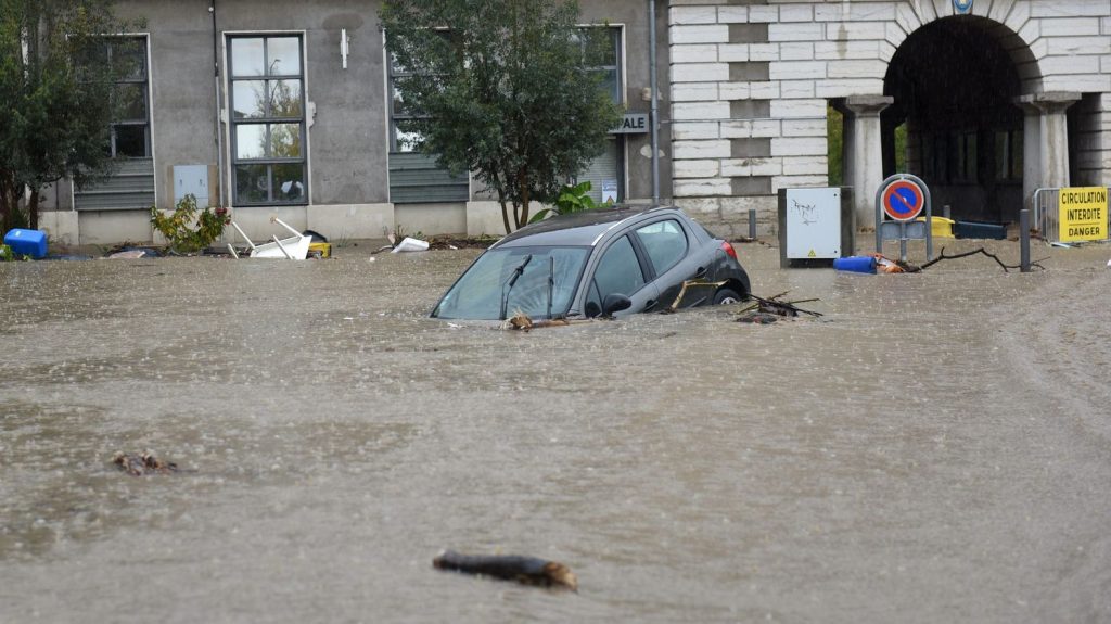 :
Podcast
"Des pluies exceptionnelles", des voitures électriques trop grosses et un hymne repris par des oiseaux : ça dit quoi ce vendredi 18 octobre ?
Ce vendredi 18 octobre, le Centre-Est et le Sud-Est de la France se remettent de "pluies exceptionnelles", les voitures électriques du Mondial de l'automobile sont trop grosses selon des spécialistes de l'environnement et des oiseaux menacés reprennent l'hymne national de la Colombie.