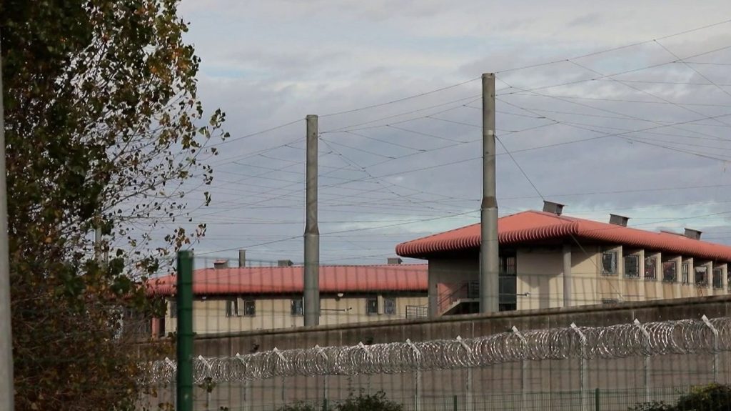 Haute-Garonne : une surpopulation dans la prison de Seysses
Dans la maison d’arrêt de Seysses, près de Toulouse, la surpopulation s’ajoute à des conditions d’hygiène indignes et à un climat de violence permanent.