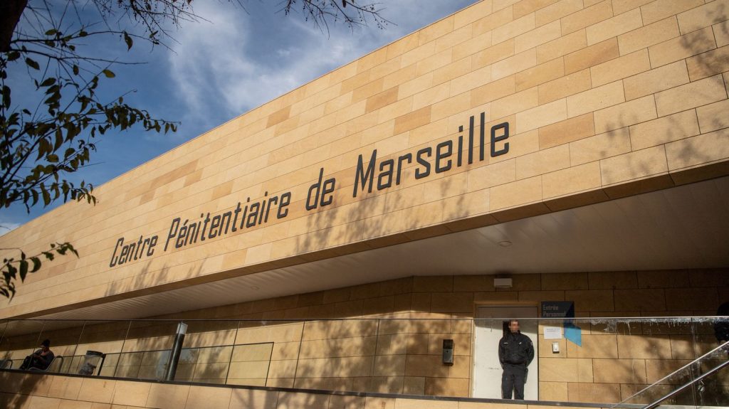Un prisonnier des Baumettes est mort, égorgé par son codétenu à Marseille
L'agresseur a brisé un bol en porcelaine et porté un coup de tesson au niveau de la gorge de la victime, mercredi soir.
