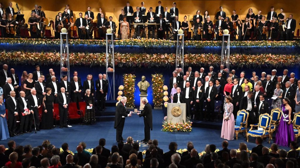 Prix Nobel de littérature : six choses à savoir sur la prestigieuse récompense attendue jeudi
Annoncé jeudi, le prix de littérature sera, comme tous les prix Nobel, officiellement décerné au lauréat lors des cérémonies du 10 décembre, jour anniversaire de la mort d'Alfred Nobel.
