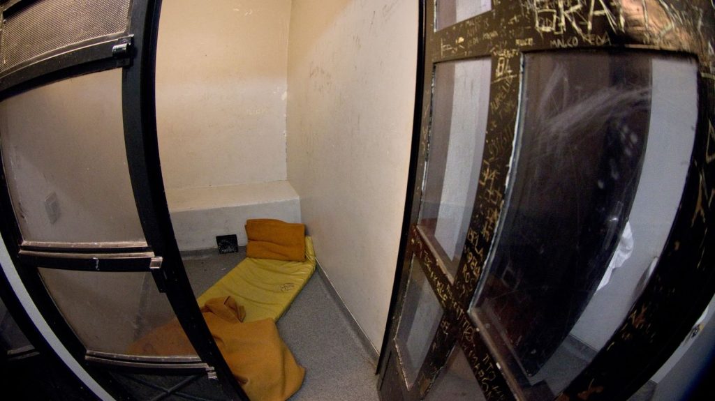 Soupçonnés d'avoir violenté un gardé à vue, deux policiers parisiens jugés pour violences volontaires
Interpellé, Oskar, un homme péruvien de 42 ans, est d'abord frappé au visage par un policier au moment de remettre ses effets personnels, avant un déferlement de coups.