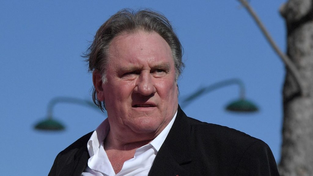 "Il est dans l'intérêt de tous que Gérard Depardieu puisse s'expliquer" : le procès de l'acteur pour agressions sexuelles renvoyé aux 24 et 25 mars 2025
Le prévenu n'était pas présent à l'audience pour des raisons de santé. Le tribunal a également ordonné une expertise médicale du comédien.