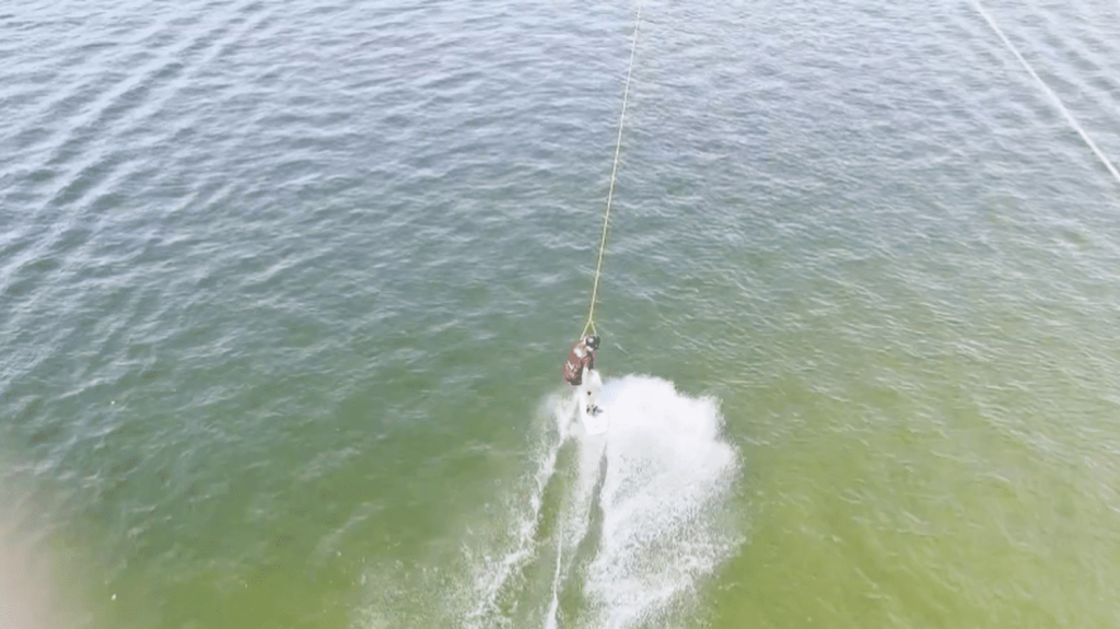 Lot : à Luzech, un projet de téléski nautique divise
Dans le Lot, un projet de téléski nautique fait polémique. Une entreprise souhaite y installer un circuit automatisé, ce qui suscite l'indignation des riverains qui dénoncent les nuisances et les répercussions sur l'environnement.