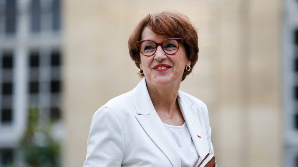 Épizootie ovine et bovine : la ministre de l'Agriculture promet une "réponse indemnitaire" et la mise en place d'une "stratégie vaccinale"
Invitée de France Bleu Pays d'Auvergne, Annie Genevard n'a toutefois pas précisé le montant de l'enveloppe. Les mesures seront officiellement annoncées vendredi par le Premier ministre.