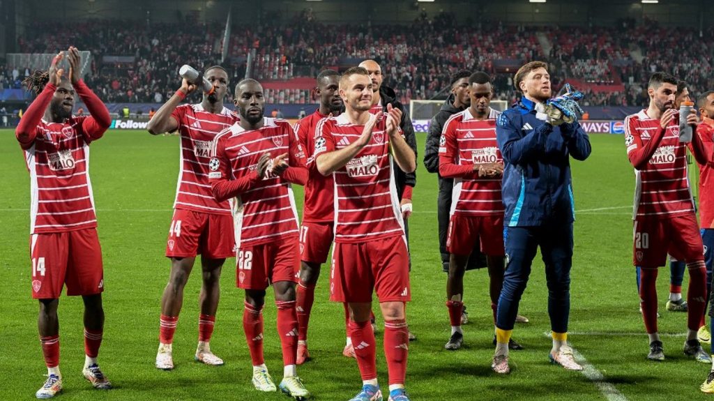 "C'est un rêve" : à Brest, tout un club commence à croire en la qualification pour le tour suivant de Ligue des champions
Les Brestois, qui ont obtenu le nul contre le Bayer Leverkusen, pointent à une inespérée 5ᵉ place après trois journées de compétition. Joueurs et supporters espèrent désormais se qualifier.