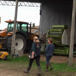 Agriculture : un outil pour accompagner la baisse des émissions de carbone
En France, le secteur agricole, qui représente environ 20% des émissions de gaz à effet de serre, est aussi l’un des rares secteurs économiques capables de compenser une partie de ses émissions. Comment évaluer les impacts d'une exploitation agricole sur l'environnement ? Un nouvel outil pourrait aider ce secteur à se décarboner.
