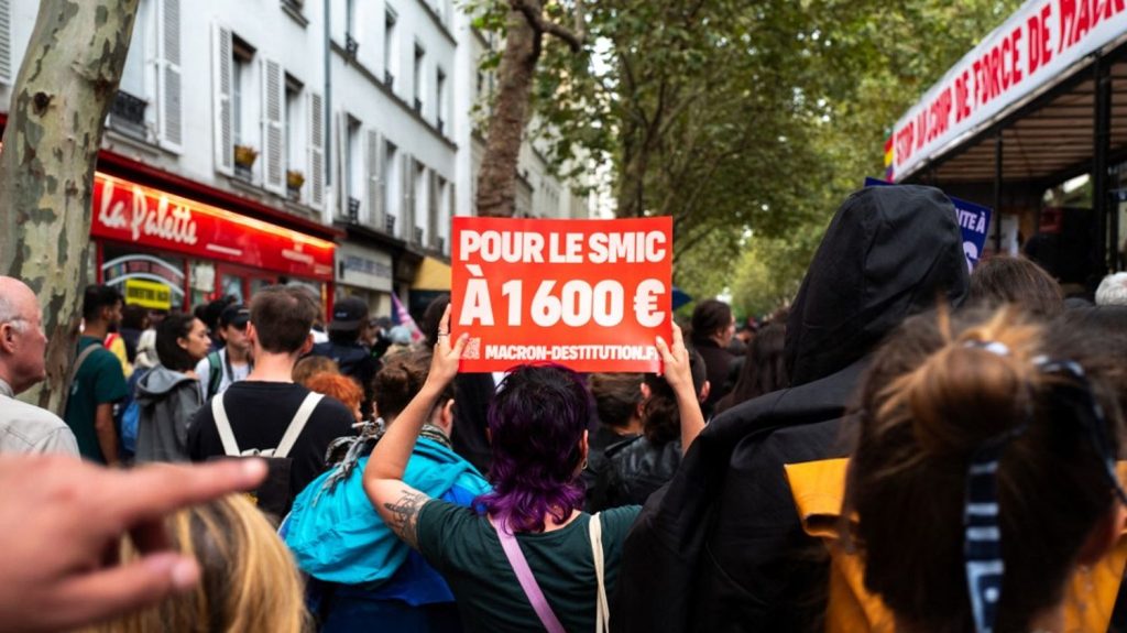 Pour faciliter la "désmicardisation", un rapport remis au gouvernement préconise de "redynamiser les salaires"
Pour que les salariés les moins bien payés puissent être augmentés plus facilement, des économistes proposent de répartir différemment les allègements de cotisations.